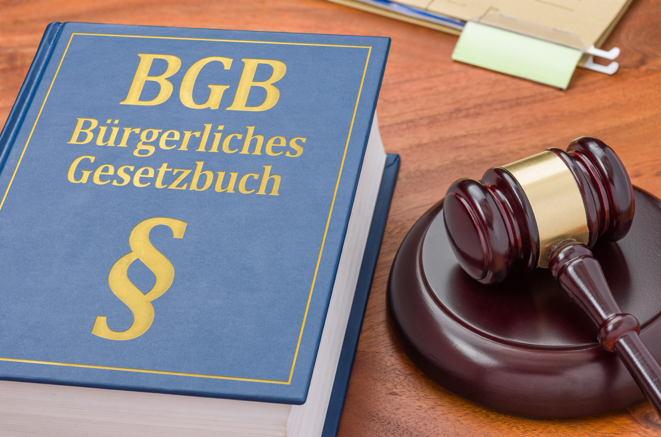 Gesetzbuch mit Richterhammer - Bürgerliches Gesetzbuch